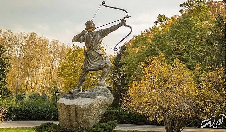 مجسمه آرش کمانگیر در محوطه باغ سعد آباد و روبهروی کاخ ملت